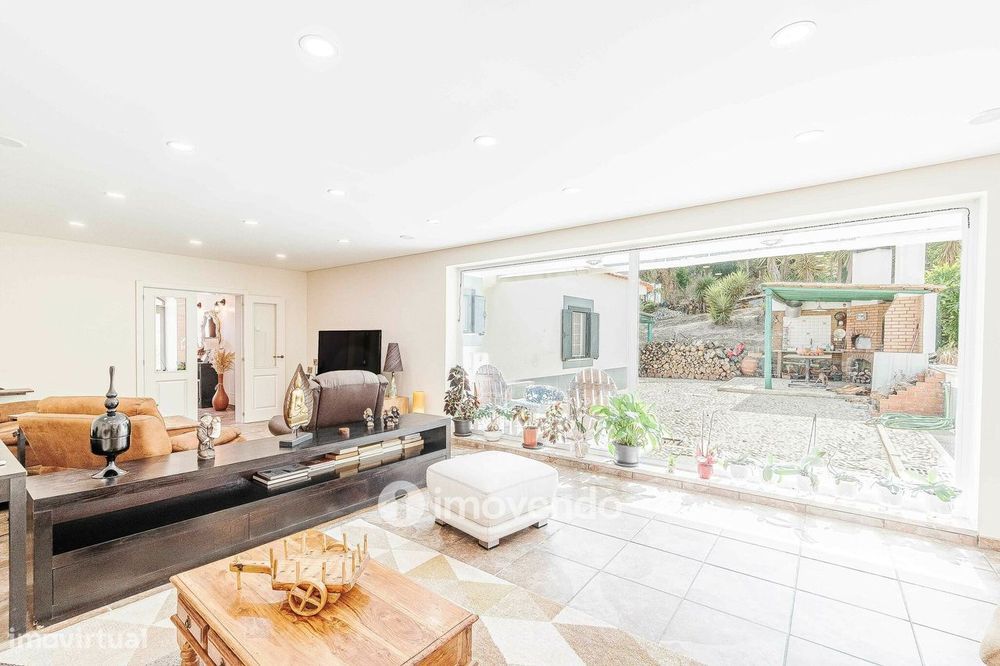 Quinta T3 isolada, com 14.500m² de terreno e piscina, em Loures