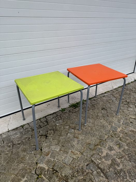 2 Mesas em plástico