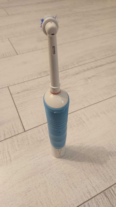 Braun Oral-B - szczoteczka elektryczna do zębów z ładowarka
