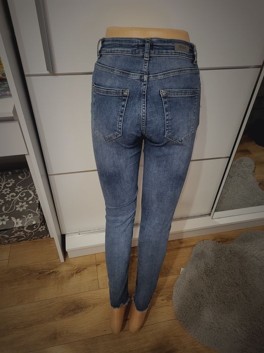 Niebieskie jeansy z dziurami