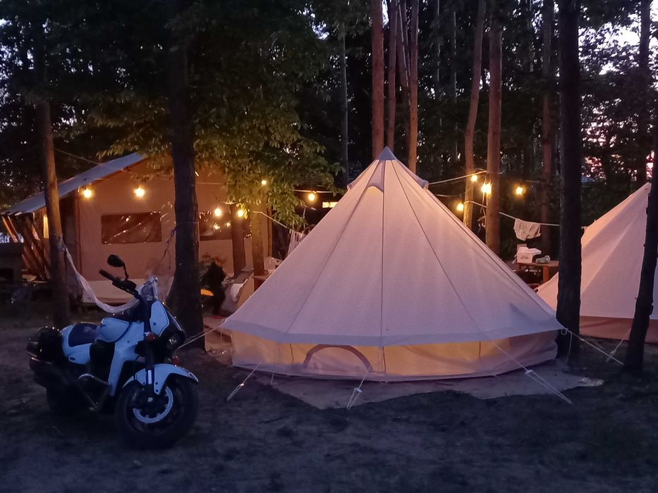 Glamping, pole biwakowe, kampery, namioty, przyczepy kempingowe