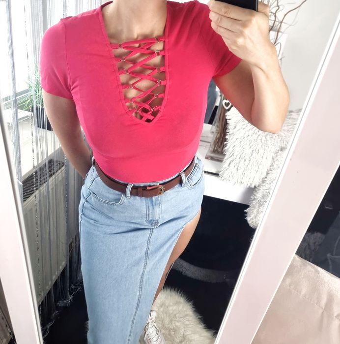 Bluzka damska t-shirt z ozdobnym dekoltem neon róż  cotton bawełna