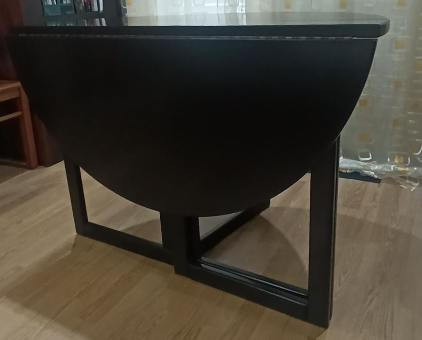Mesa de jantar redonda extensível em madeira maciça – lacada a preto