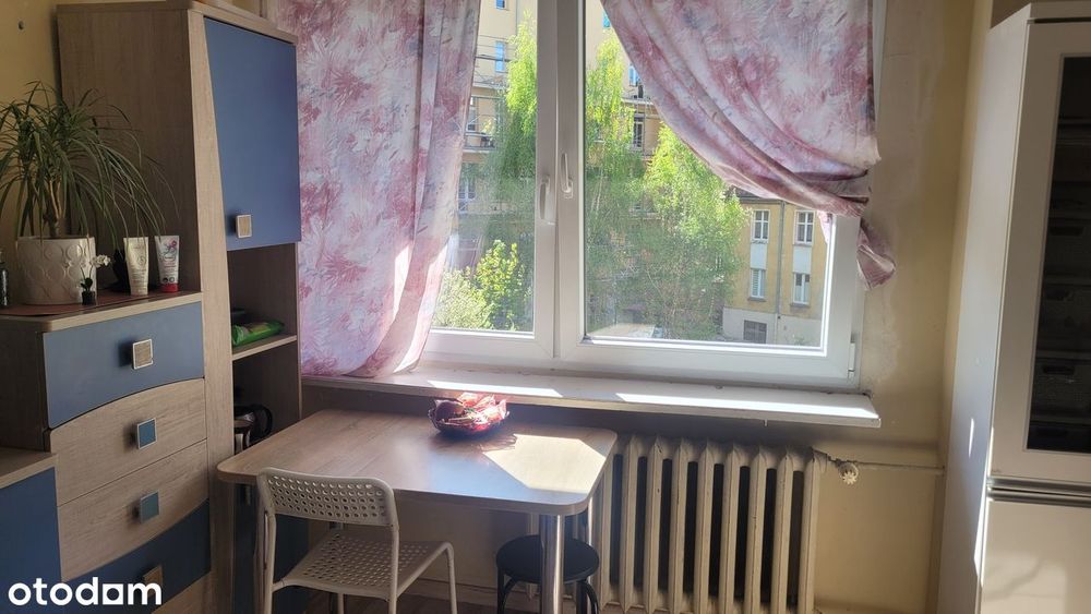 Bardzo słoneczne mieszkanie z balkonem i wydzieloną sypialnią.