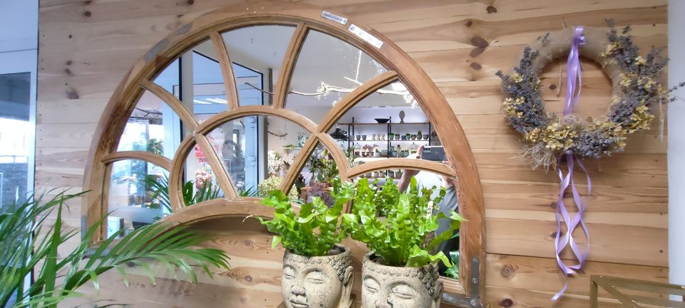 Lustro w drewnianej ramie.