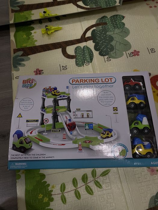 Дитячий паркінг з машинами