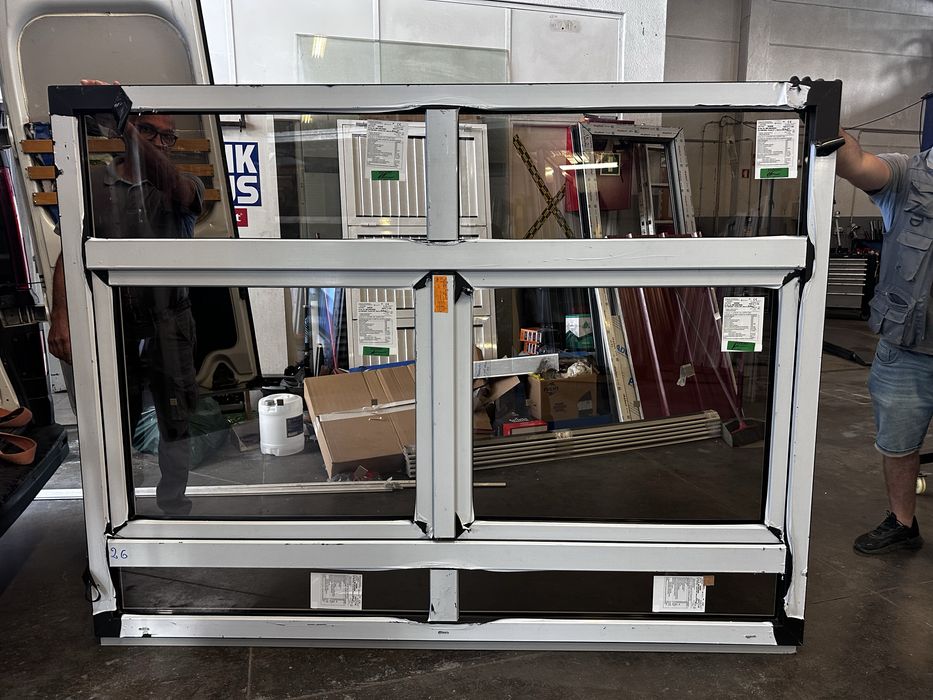 Janela PVC oscilobatente preta /branca 207,5L/156,5A(114,5)