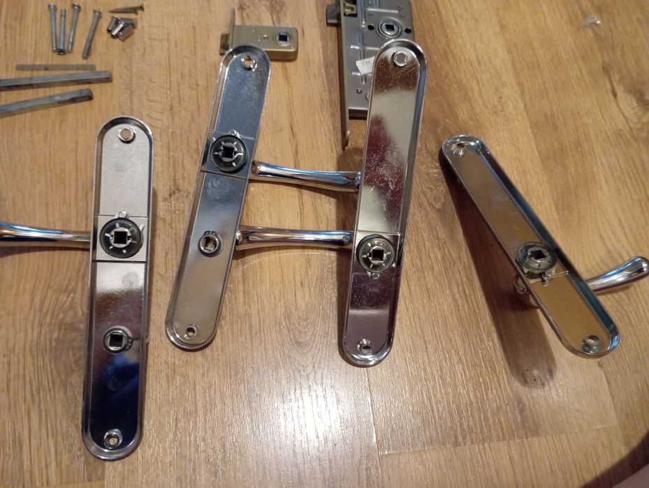 Dwie pary klamek do drzwi łazienka pokój zamek