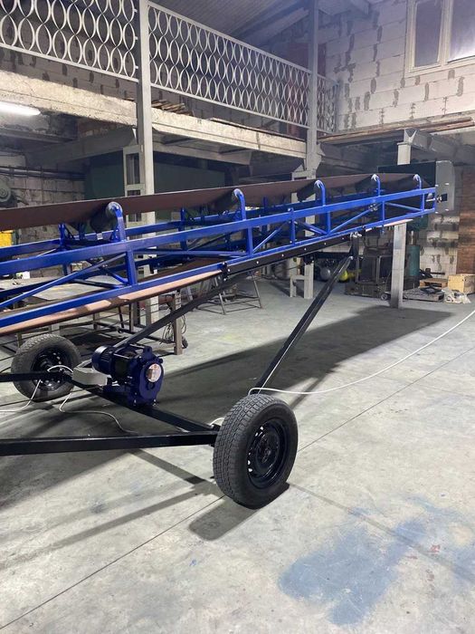 Погрузчик. Ленточный конвейер. Стрічковий транспортер.