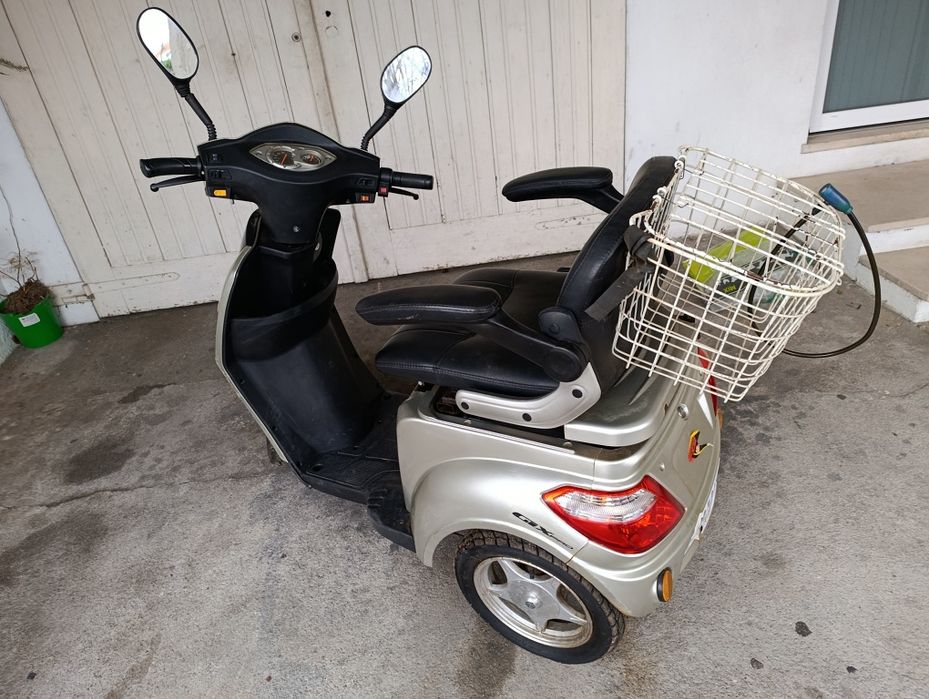 Vendo Moto como nova para desocupar.