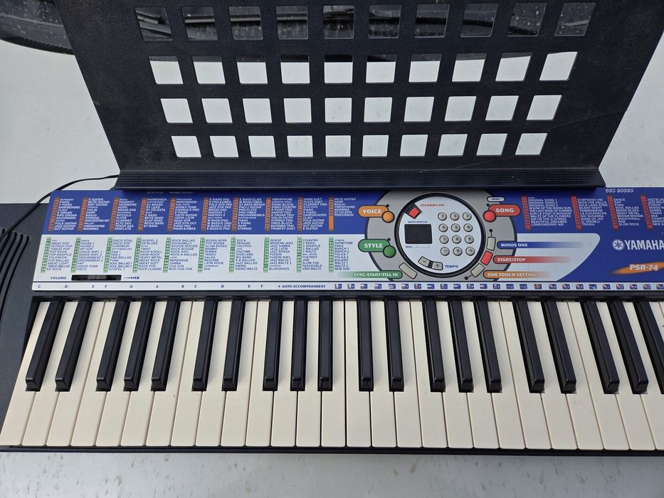 синтезатор Yamaha PSR-74.