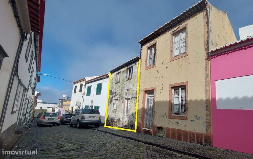 Uma Ruína com Duas Frentes Potencial Único – Centro Histórico da Ribei