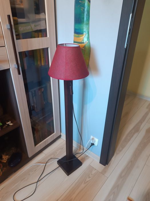 Lampa podłogowa na drewnianej nodze