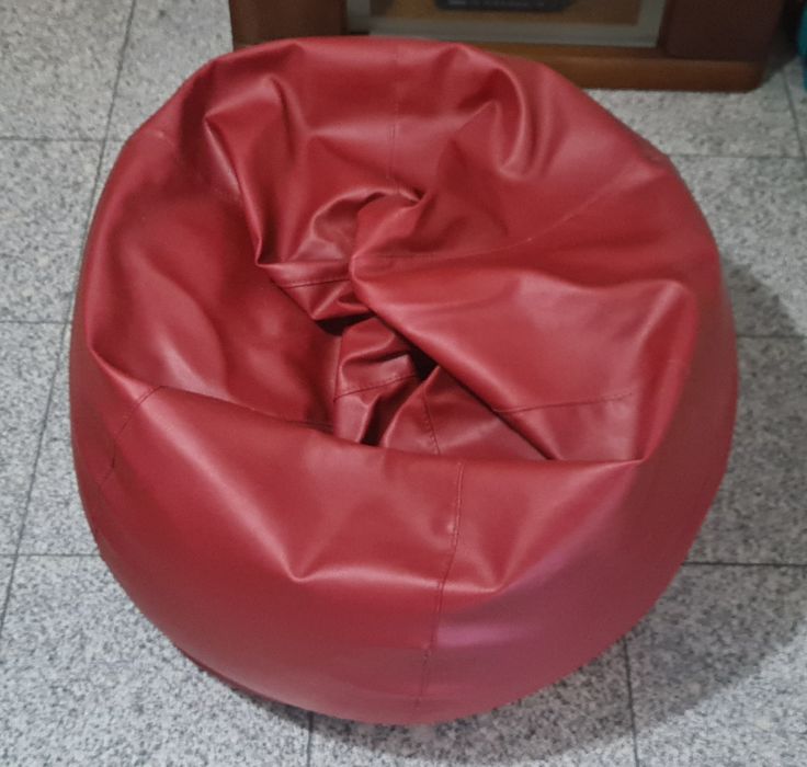 Puff vermelho.  Novo