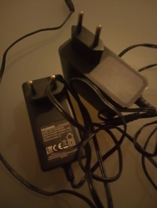 2 transformadores / adptador de corrente AC / DC - Fonte de alimentação: Modelo WA-42D12FG;  Huawei	Modelo HW-120300E2W