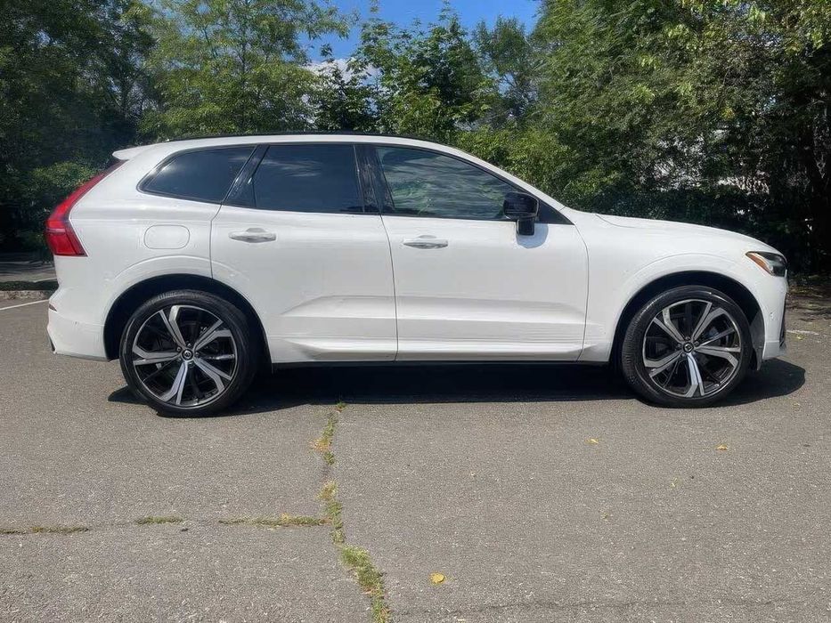 Volvo XC60 B6 R-Design      2022