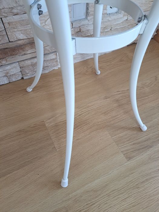 Mesa de apoio em ferro pintado branco e tampo em vidro