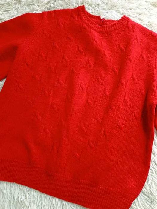 Czerwony sweter oversize M–L – miękki, delikatny, bardzo dobry stan