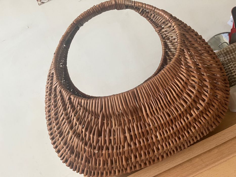 Плетена корзина з лози