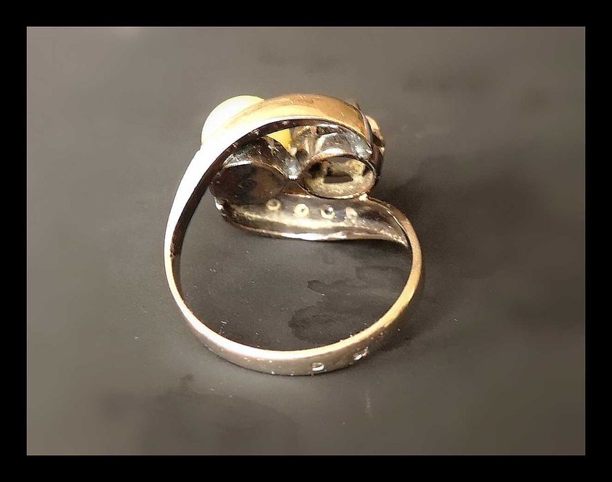 Anel em Ouro Branco com Diamantes Naturais e Pérola Verdadeira
