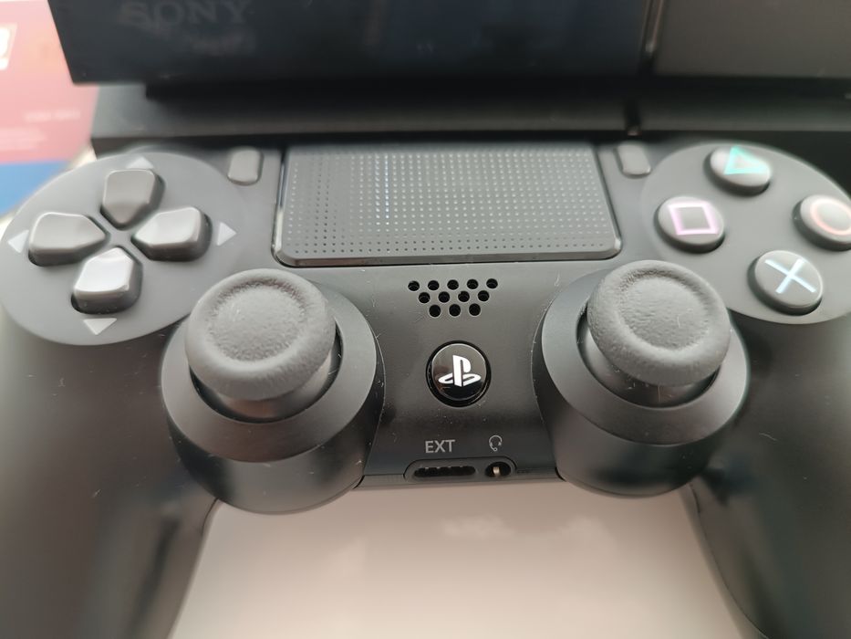 PlayStation 4 500GB + 2 comandos + jogos + extras