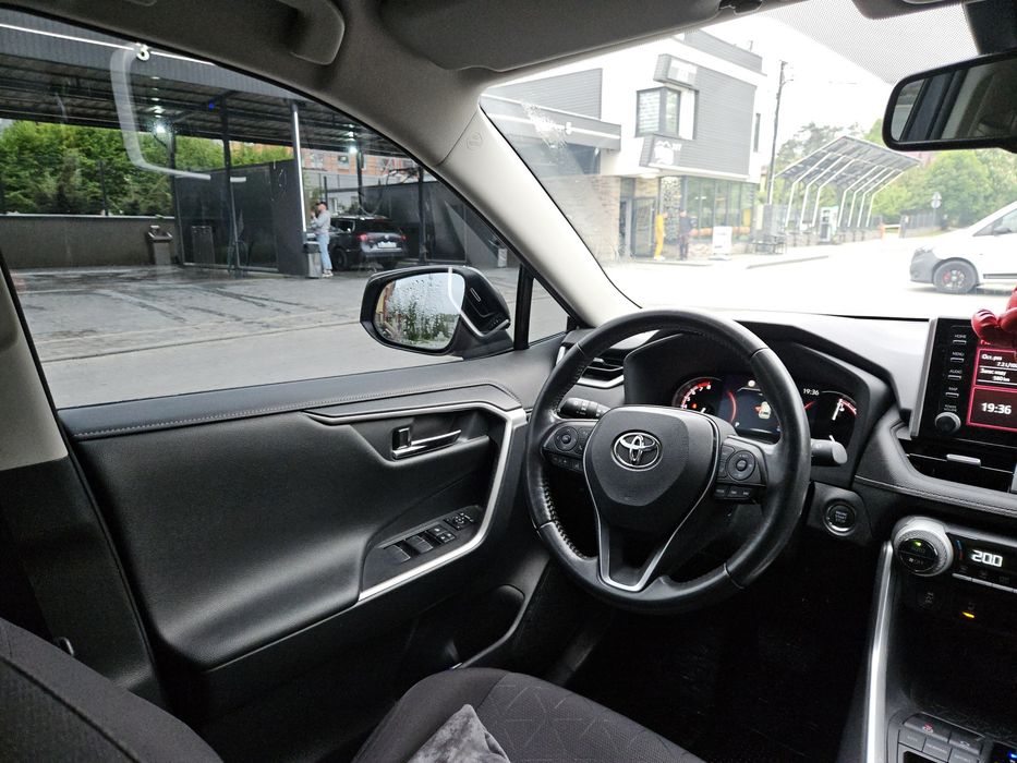 Продається офіційна Toyota RAV4 2022 року