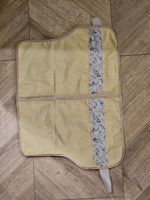 Derka A3 bananowa w kwiaty  autorstwa kht.shelvy