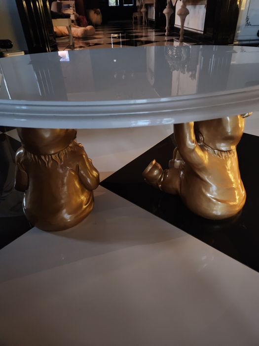 Stolik, ława Kartell Gnomes Attila, owalny lakierowany blat.