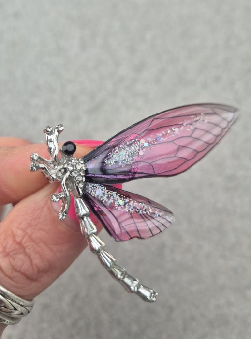 Broszka ważka z różowymi skrzydłami