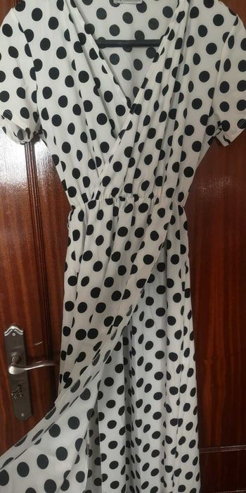 vestido comprido às bolinhas