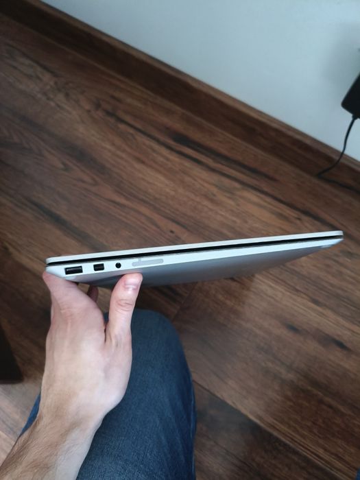 Laptop dotykowy Microsoft Surface Laptop Intel Core i5-8350u + ładowa