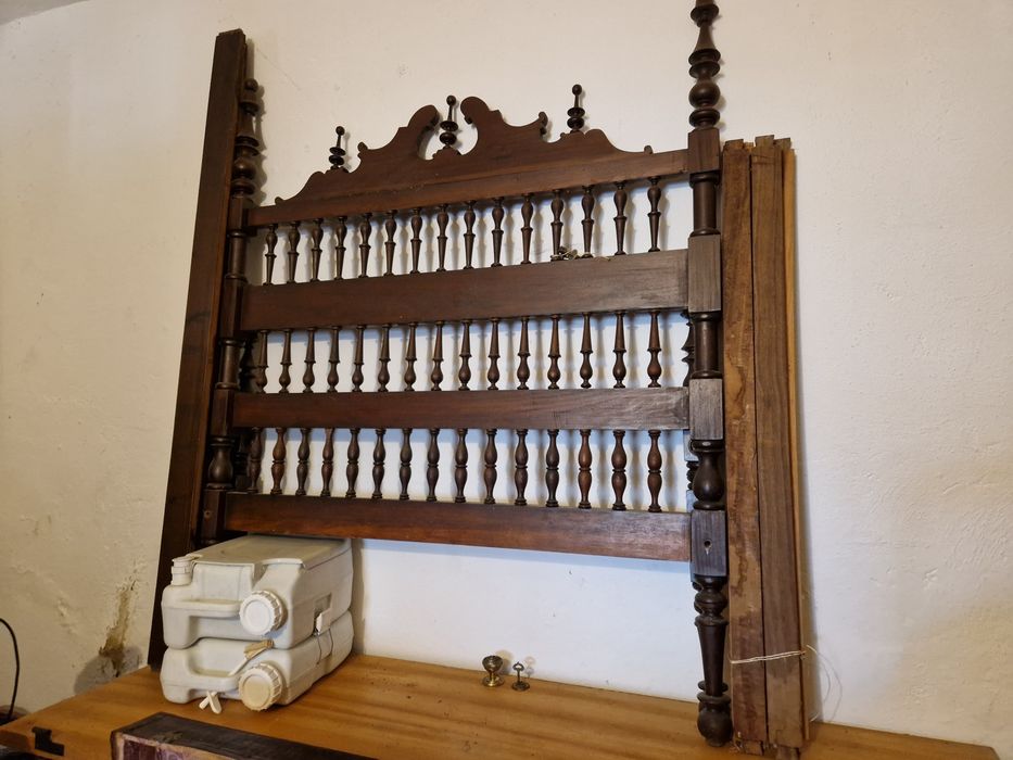 Cama Antiga em Madeira Maciça