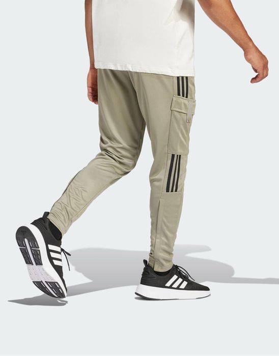 Спортивні чоловічі штани adidas серії tiro track у стильному оливковому (сіро-зеленому) кольорі! Розмір М