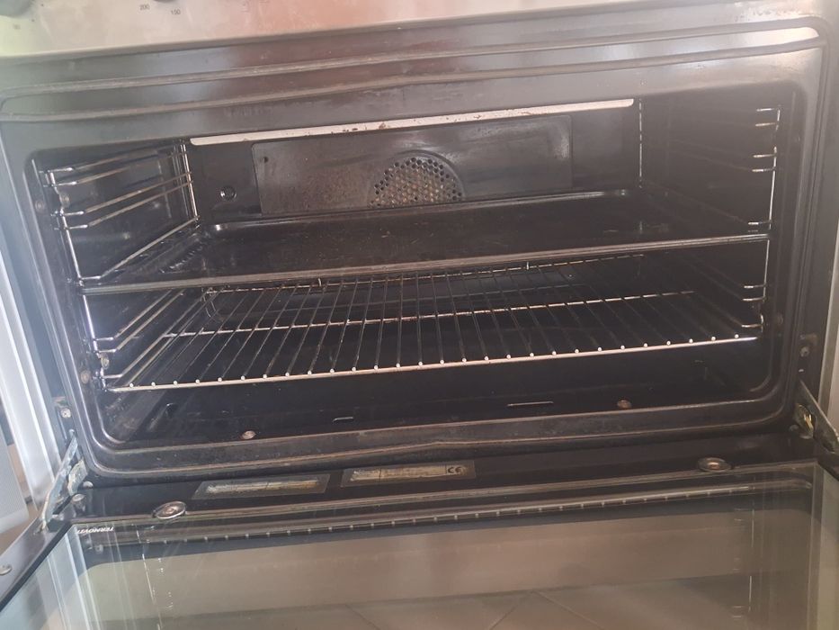 Газова плита на п'ять камфорок.