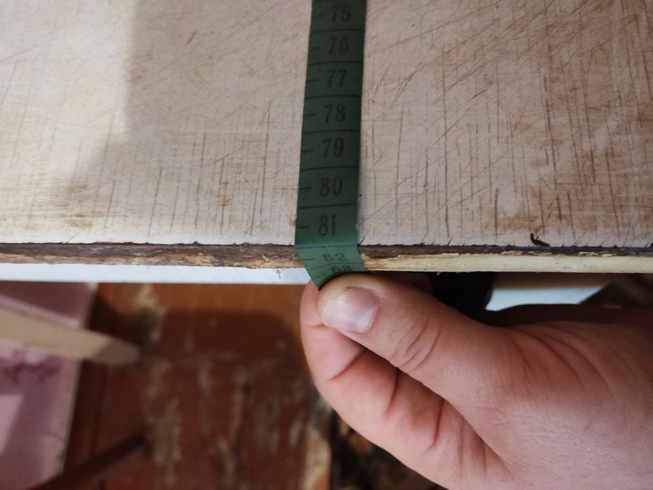 Кухонный стол с клеенкой