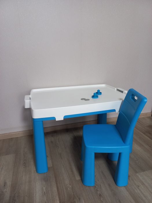 Стіл дитячий з накладкою для гри в аерохокей.