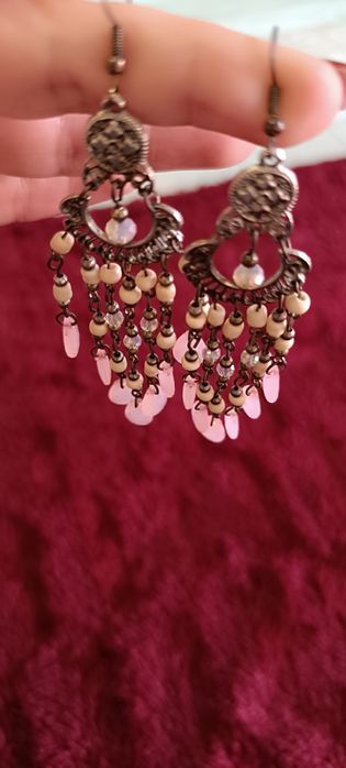 Bricos compridos em cor de rosa. Usados