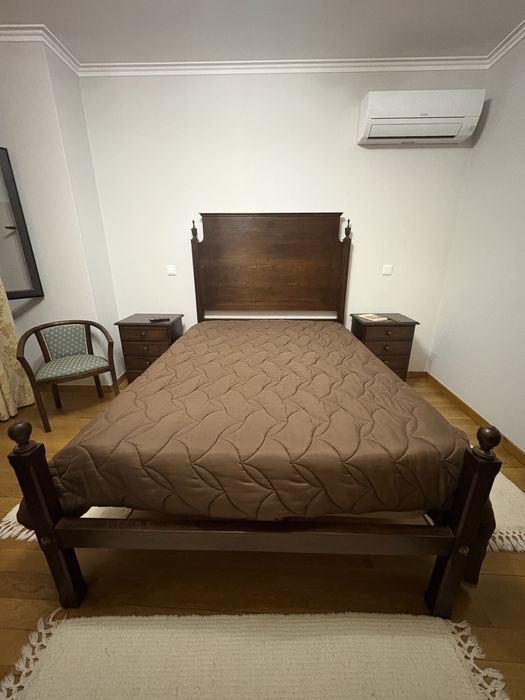 Cama em castanho 190x140