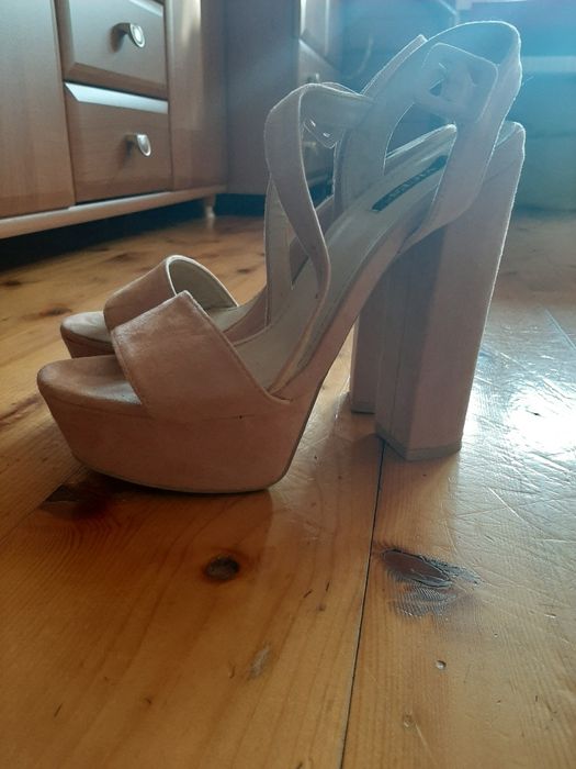 Buty zamszowe na słupku
