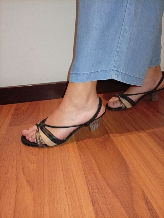 Sandália de salto alto de senhora