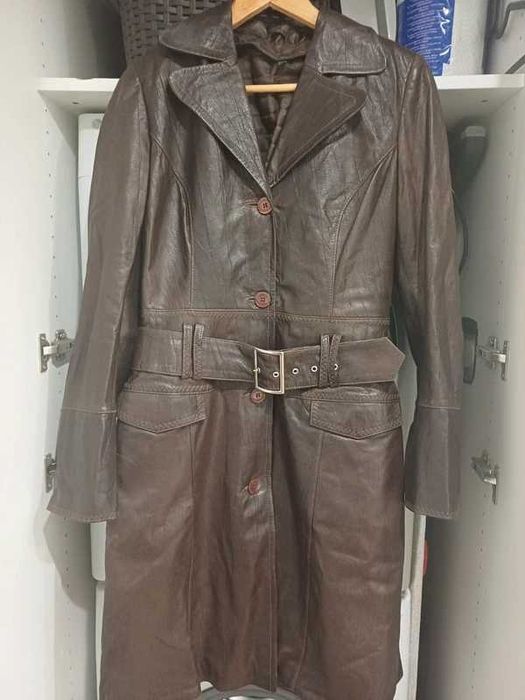 brązowy płaszcz skórzany