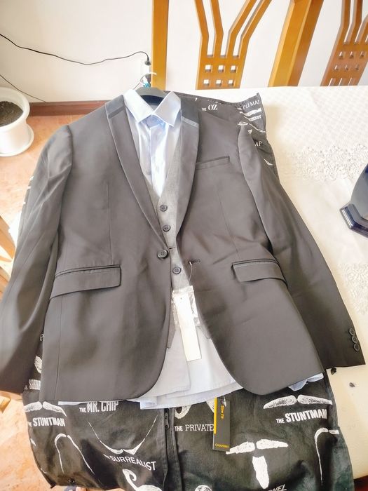 Fato Novo, com etiqueta.