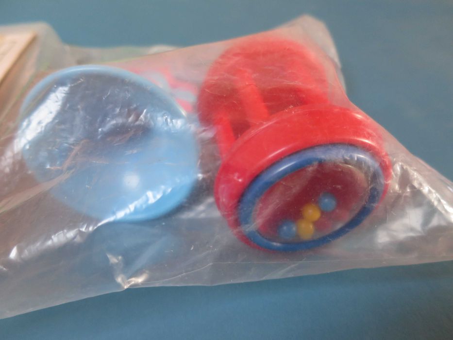 Brinquedo antigo instrumento corneta e roca plástico crianças Planitoi