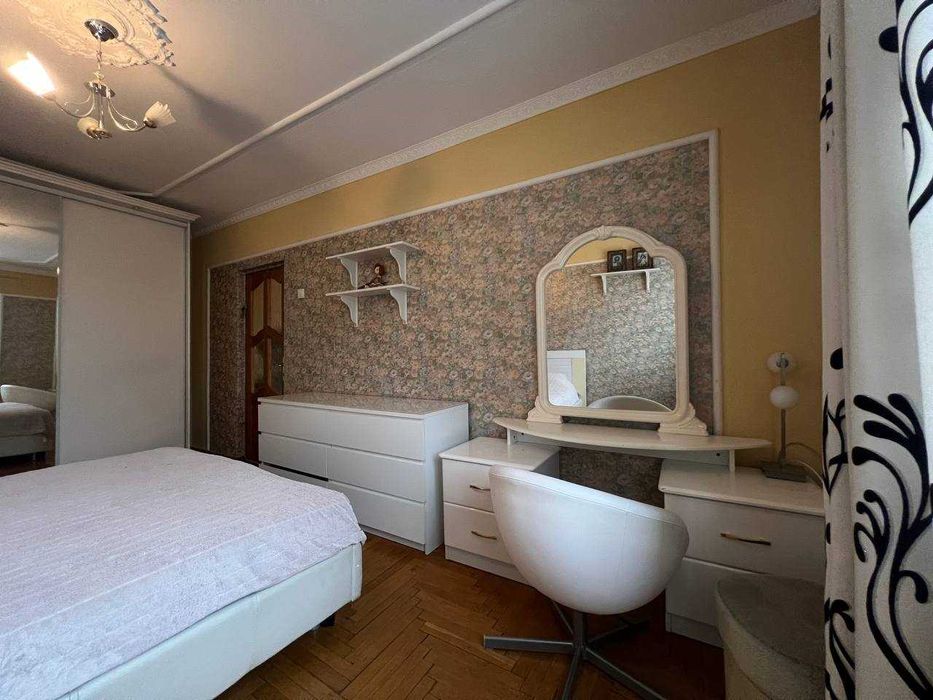 Продам трикімнатну квартиру з індивідуальним опаленням на Пивзаводі