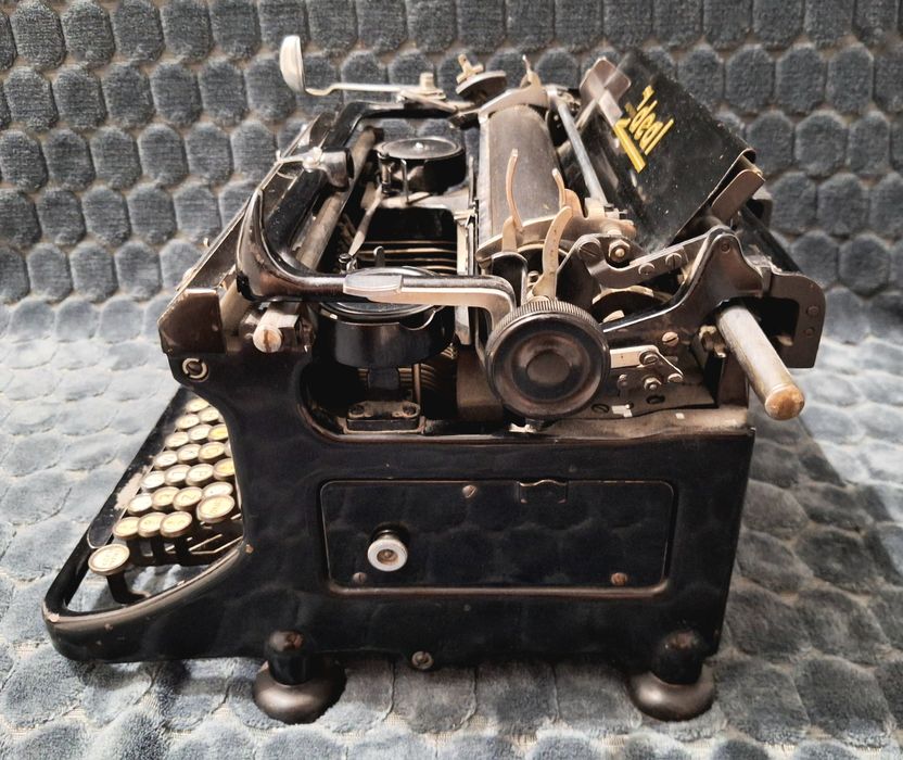 Zabytkowa maszyna do pisania Naumann IDEAL S&N
