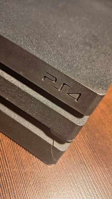 PlayStation 4 Pro 1TB + pad + okablowanie+2gry