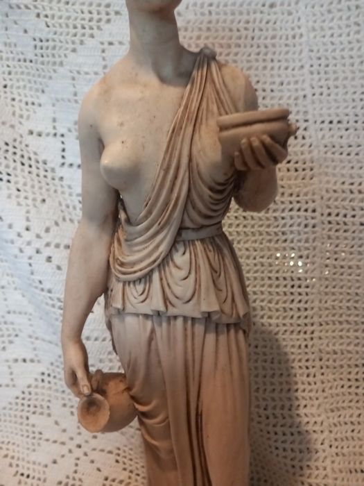 Estátua mulher l