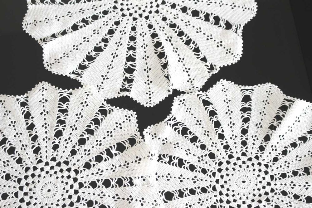 2 naprons em renda, 24 e 21 cm de diâmetro