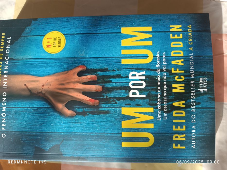 Livro NOVO UM POR UM da FREIDA McFADDEN