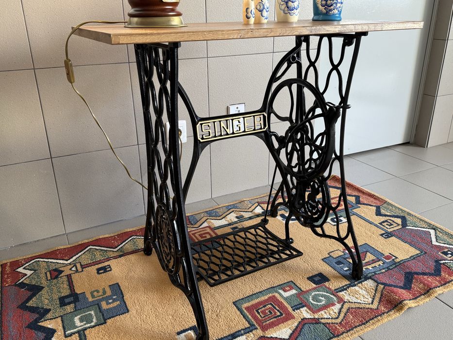 Mesa em pés Singer
